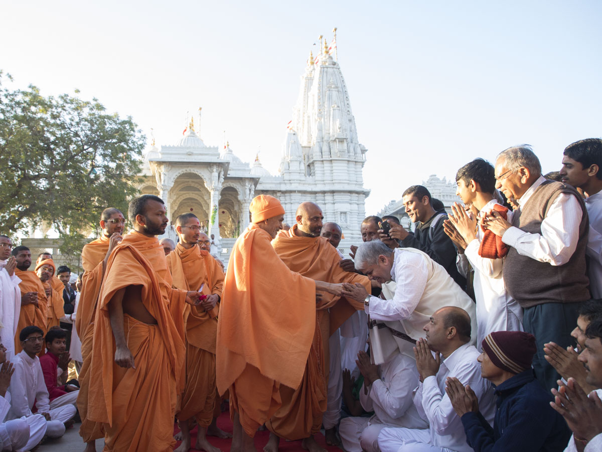 Param Pujya Mahant Swami Maharaj blesses devotees, 31 Jan 2017