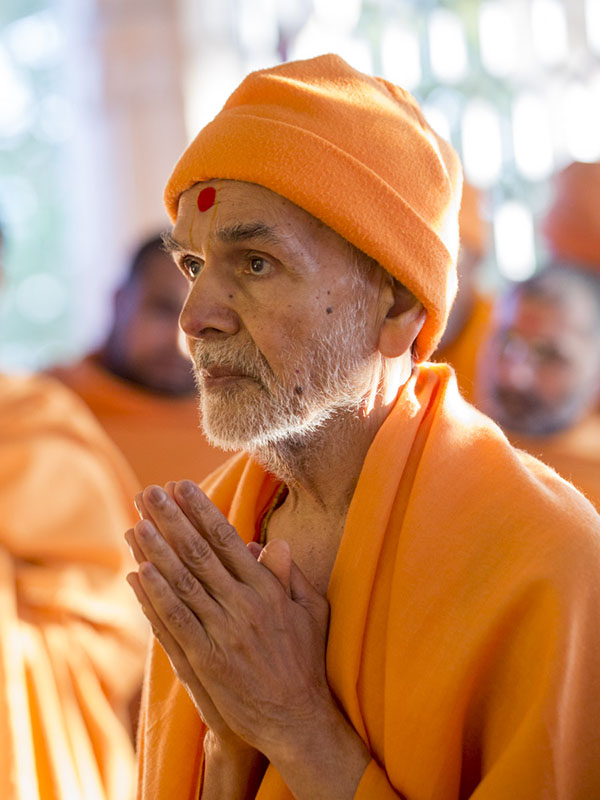 Param Pujya Mahant Swami Maharaj engrossed in darshan of Thakorji, 31 Jan 2017