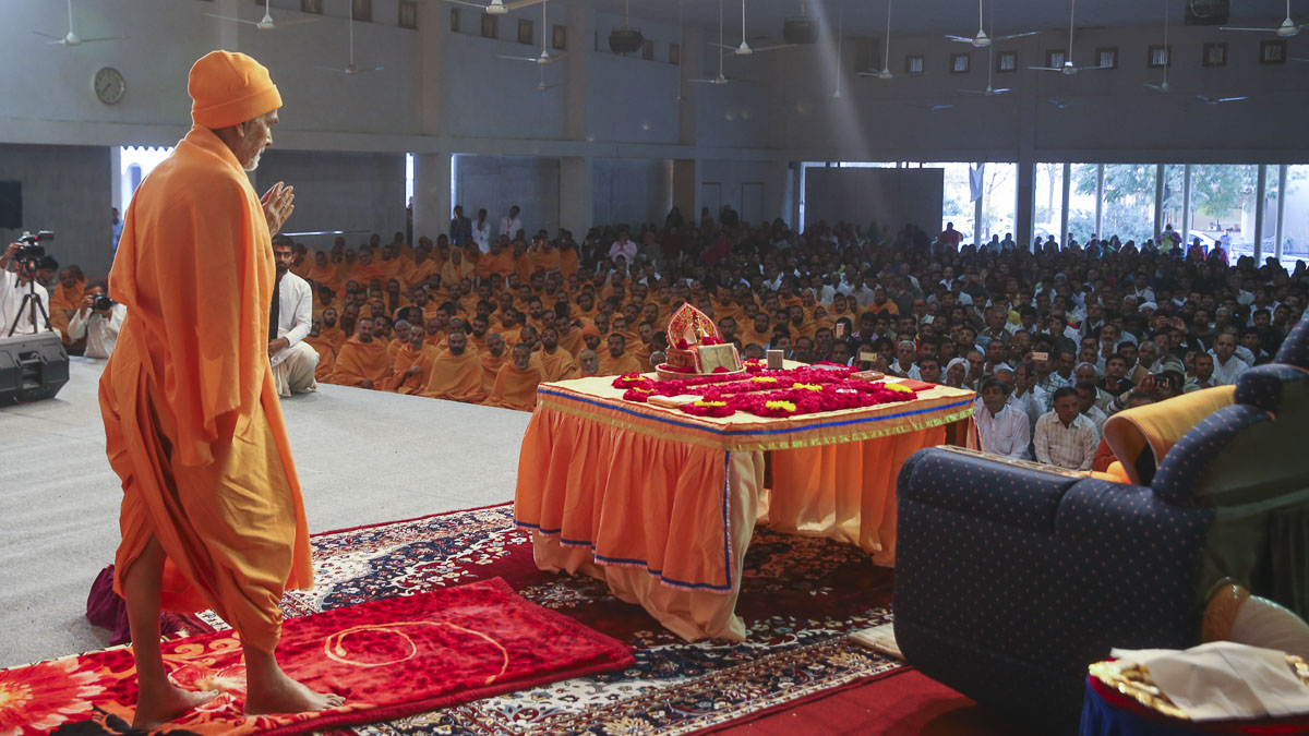 Param Pujya Mahant Swami Maharaj performs his morning puja, 2 Feb 2017