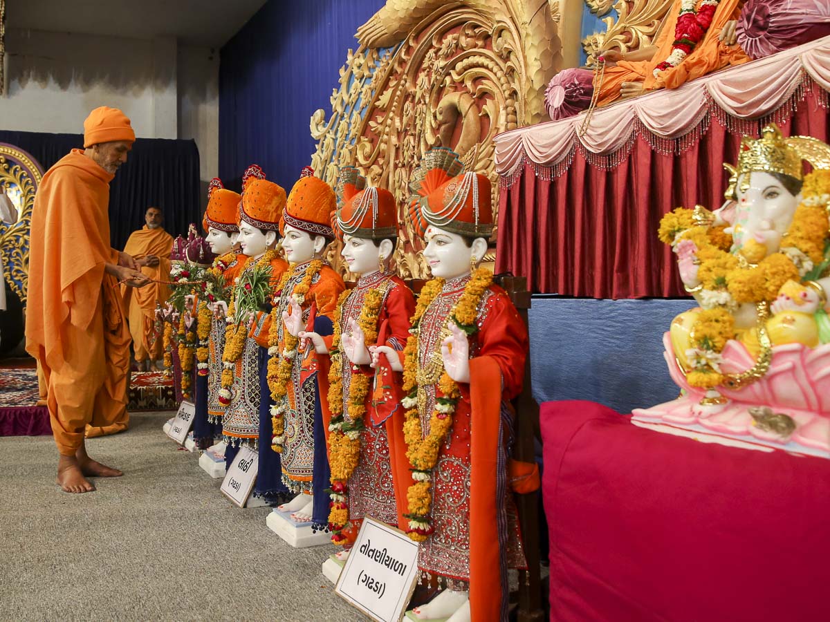 Param Pujya Mahant Swami Maharaj performs pratishtha rituals of murtis for BAPS Shri Swaminarayan Mandir, Bhimdad, Lathi and Totaniyala, India, 2 Feb 2017