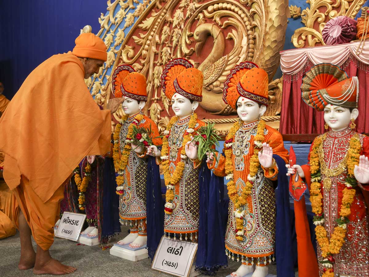 Param Pujya Mahant Swami Maharaj performs pujan of murtis, 2 Feb 2017