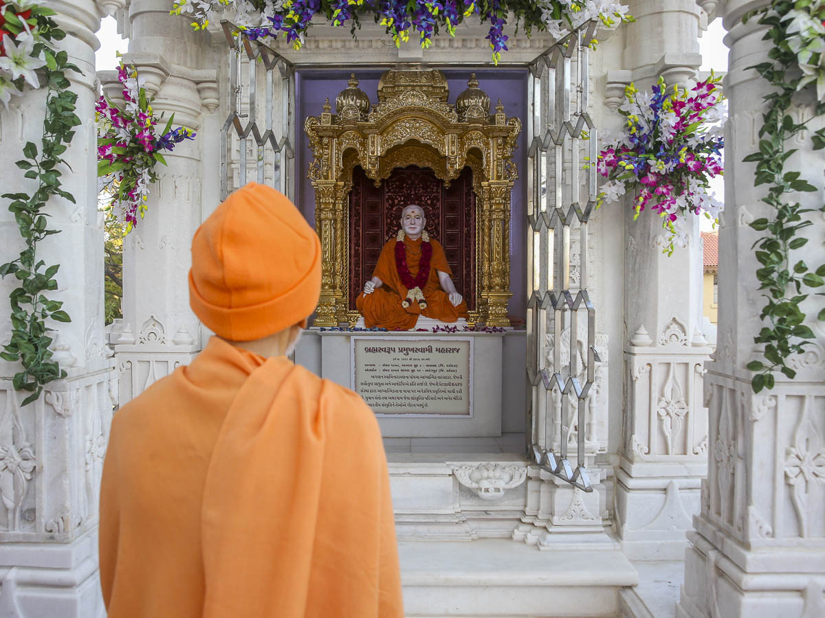 Param Pujya Mahant Swami Maharaj engrossed in darshan of Brahmaswarup Pramukh Swami Maharaj, 2 Feb 2017