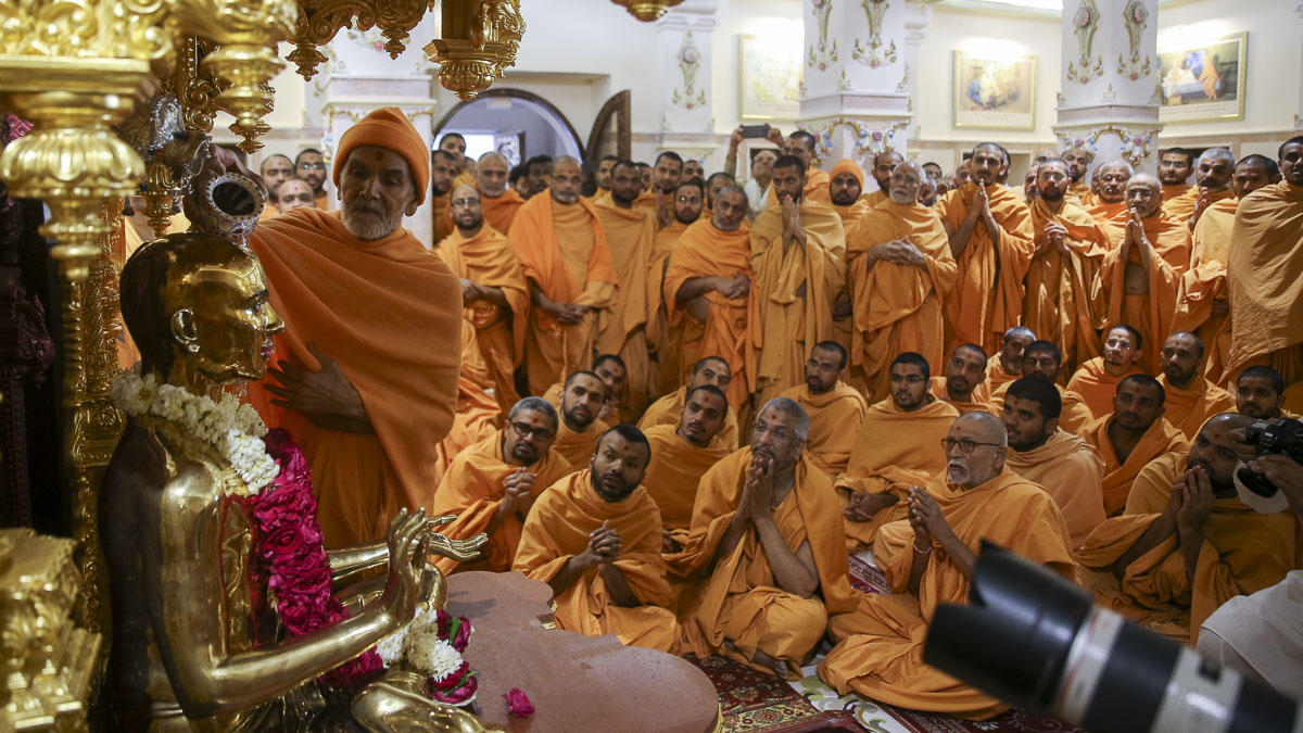 Param Pujya Mahant Swami Maharaj performs abhishek of Bhagwan Swaminarayan, 2 Feb 2017