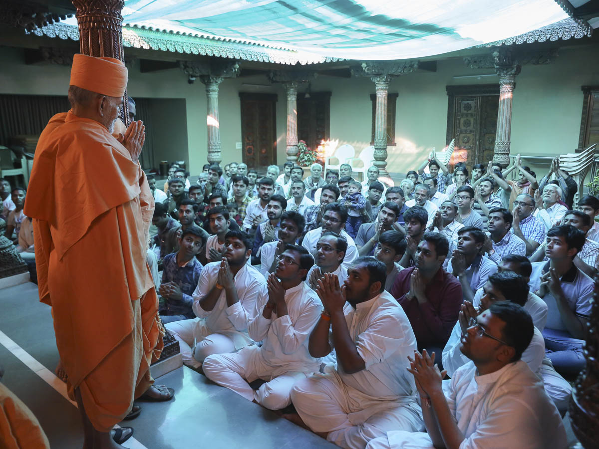 Devotees doing darshan of Param Pujya Mahant Swami Maharaj, 2 Feb 2017