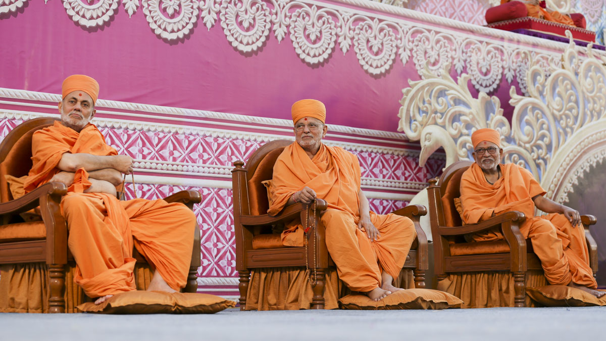 Pujya Viveksagar Swami, Pujya Ishwarcharan  Swami and Pujya Bhaktipriya Swami(Kothari Swami) during the assembly