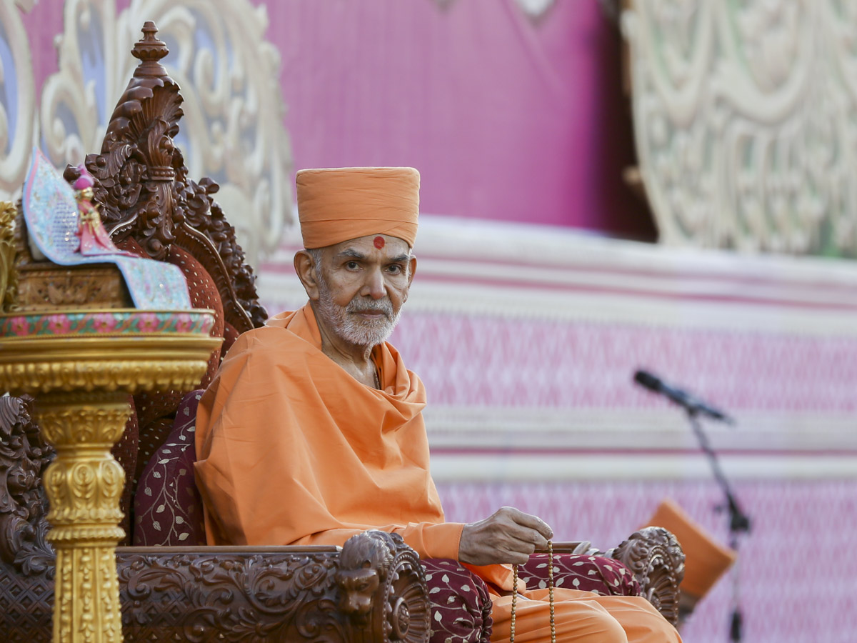 Param Pujya Mahant Swami Maharaj during the assembly
