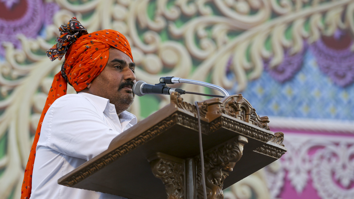 Shri Pratapbhai Khachar, descendant of Shri Dada Khachar, addresses the assembly