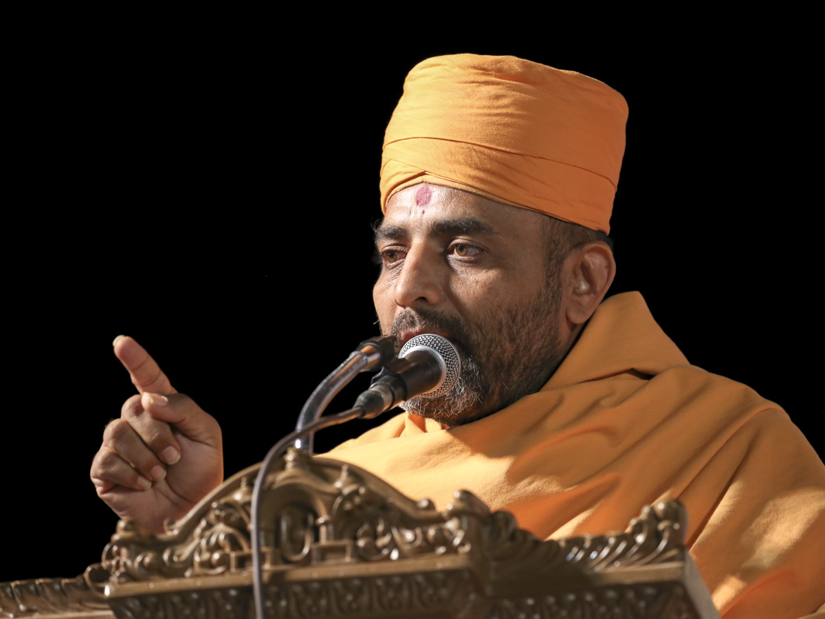 Kothari Adhyatmaswarup Swami gives the vote of thanks