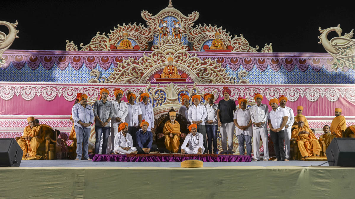 Descendants of Shri Dada Khachar and Shri Jiva Khachar with Param Pujya Mahant Swami Maharaj