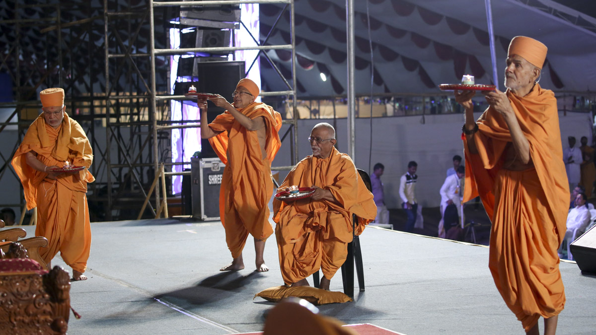 Param Pujya Mahant Swami Maharaj and senior sadhus perform arti of Thakorji