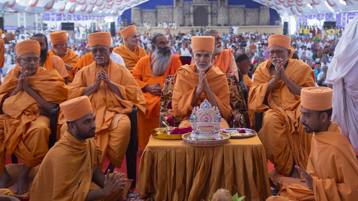 Param Pujya Mahant Swami Maharaj and and senior sadhus during the Vishwashanti Mahayagna rituals