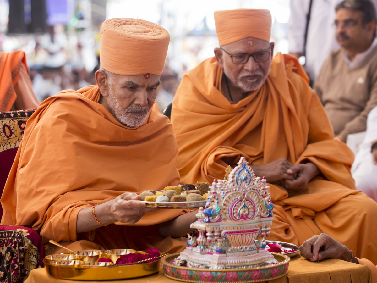 Param Pujya Mahant Swami Maharaj offers thal to Thakorji