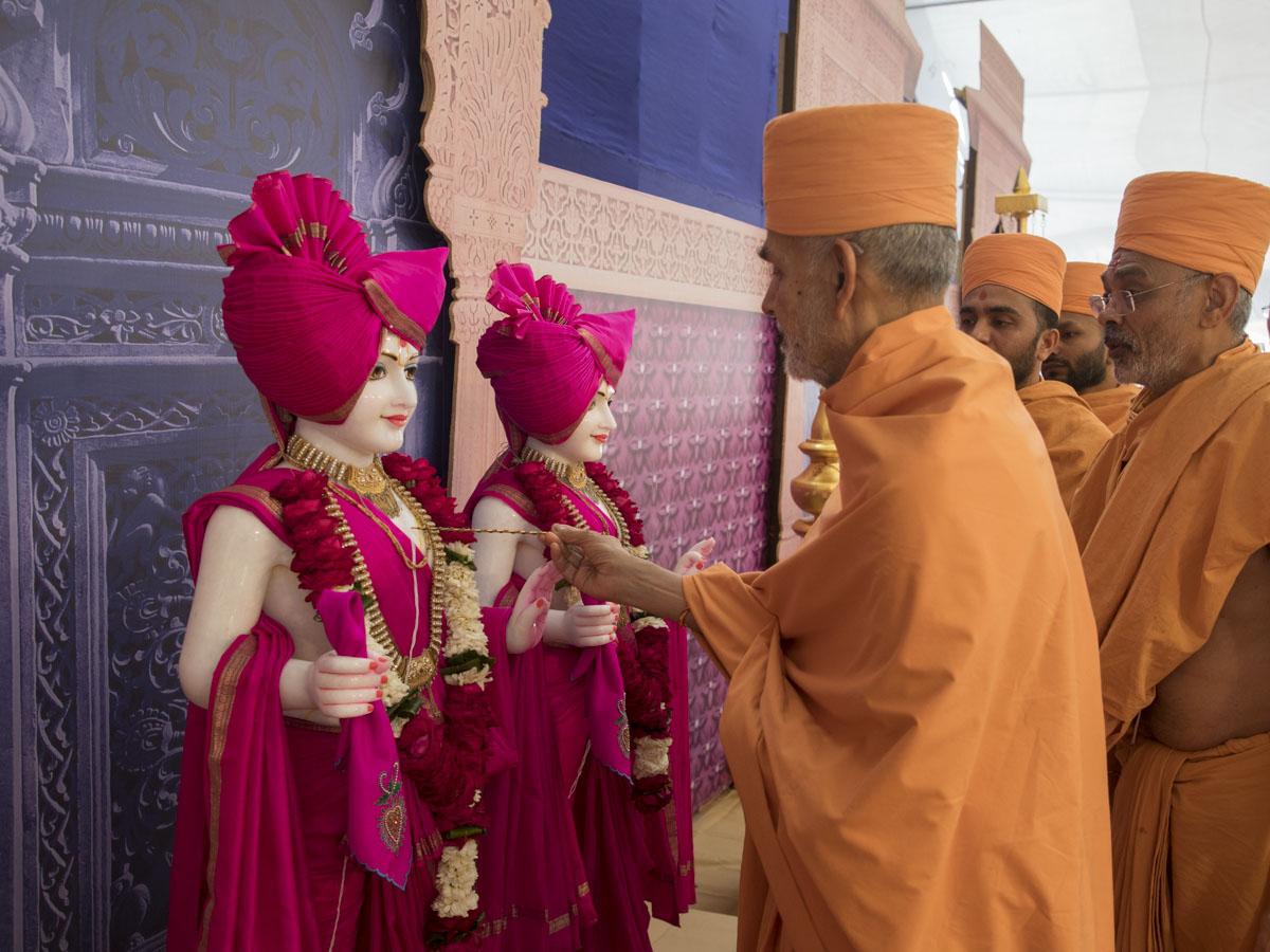 Param Pujya Mahant Swami Maharaj performs the murti-pratishtha rituals for the new BAPS Shri Swaminarayan Mandir, Windsor, Canada