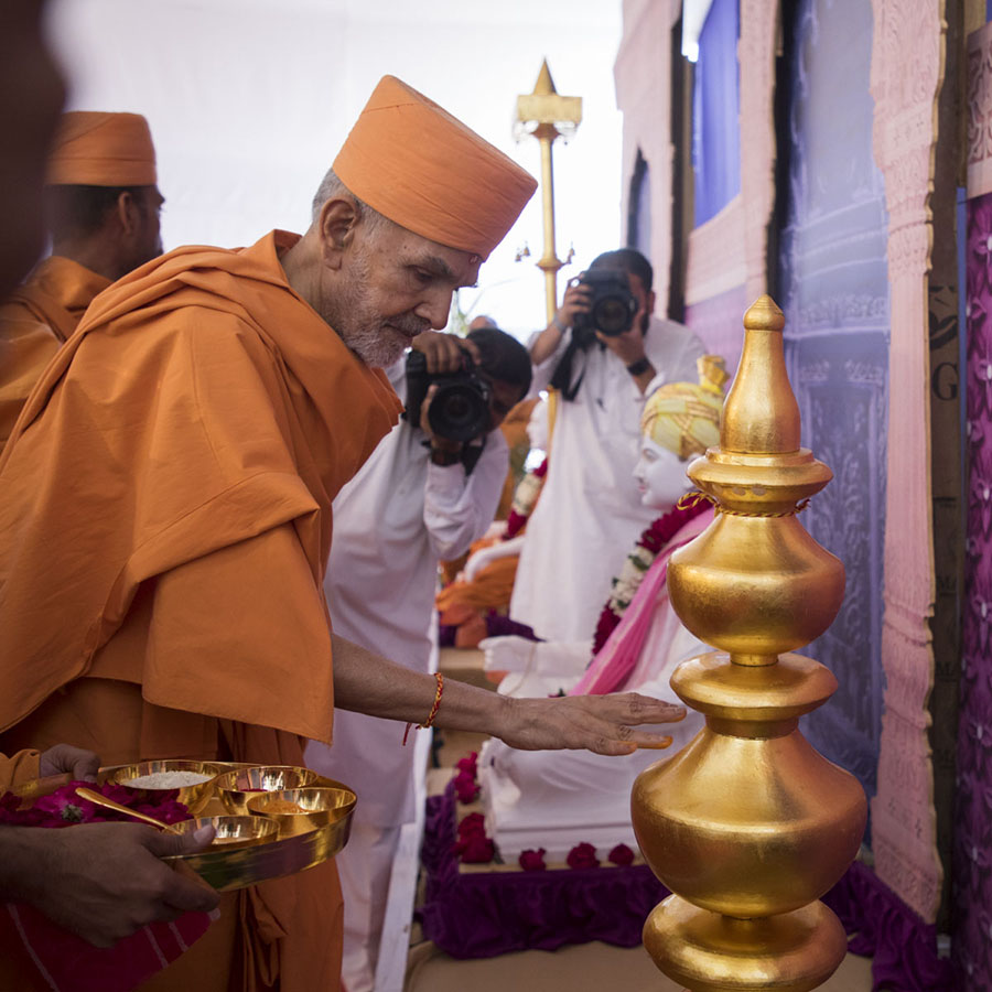 Param Pujya Mahant Swami Maharaj performs pujan of kalashas