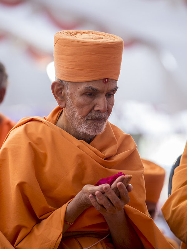 Param Pujya Mahant Swami Maharaj offers mantra-pushpanjali 
