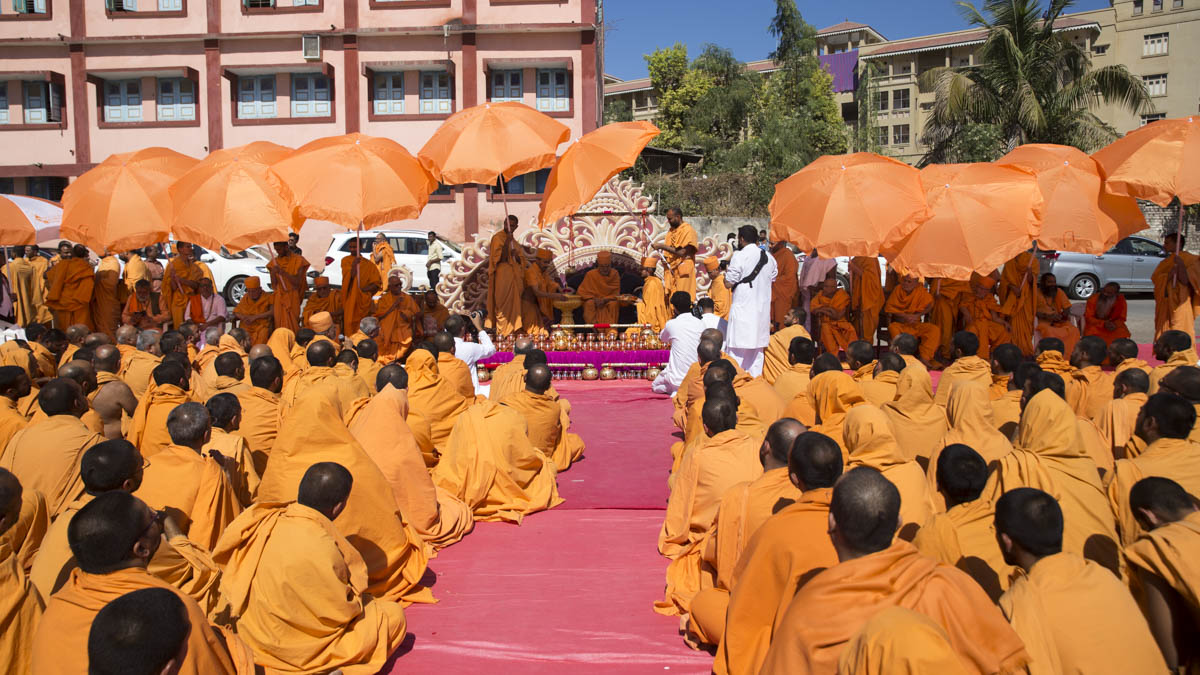 Param Pujya Mahant Swami Maharaj and sadhus assemble to collect the holy water of River Ghela to perform abhishek of Bhagwan Swaminarayan