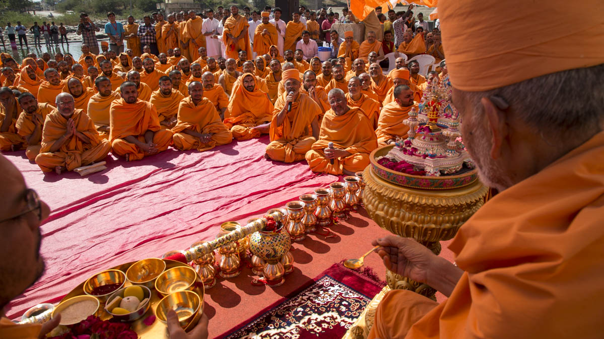 Param Pujya Mahant Swami Maharaj performs pujan of Shri Harikrishna Maharaj 