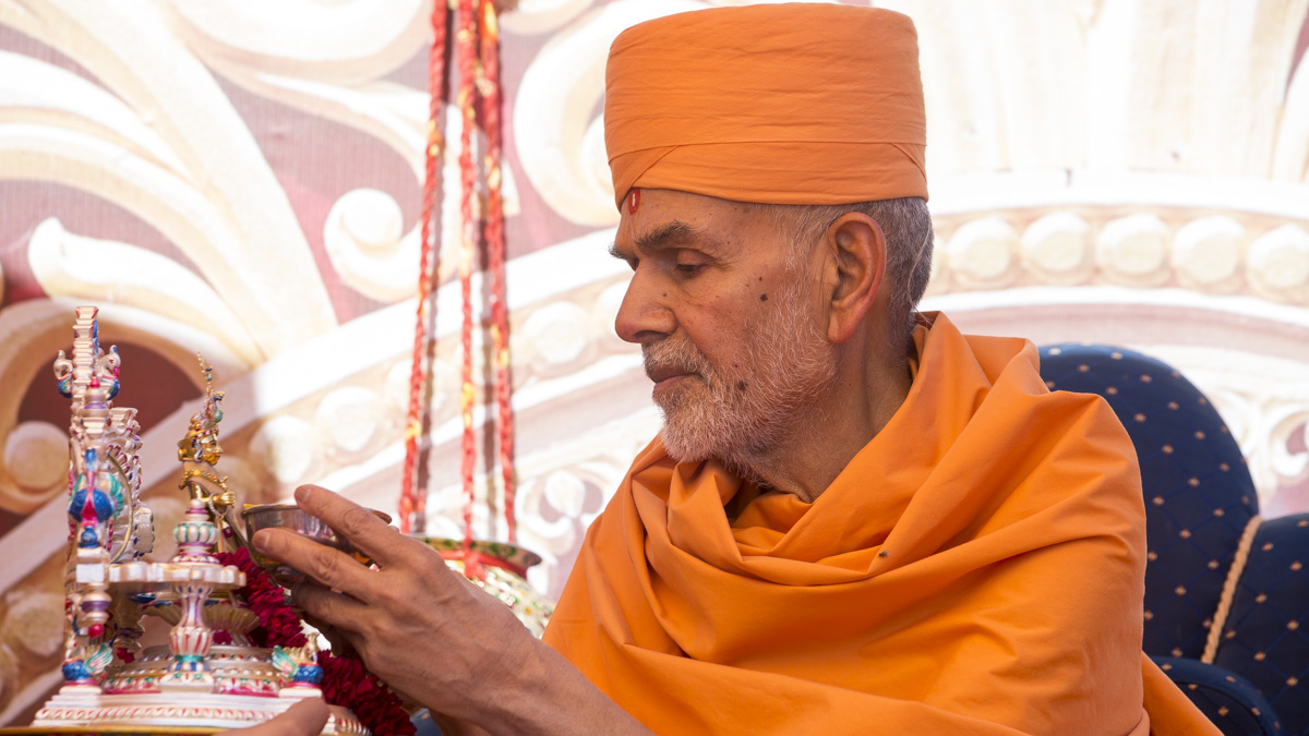 Param Pujya Mahant Swami Maharaj offers thal to Shri Harikrishna Maharaj
