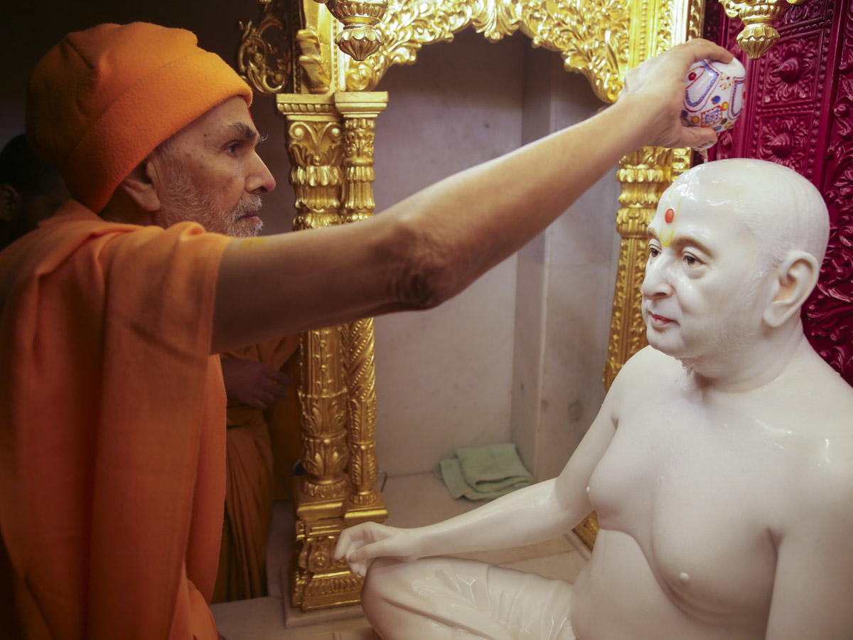 Param Pujya Mahant Swami Maharaj performs snapan vidhi of newly installed murti of Brahmaswarup Pramukh Swami Maharaj