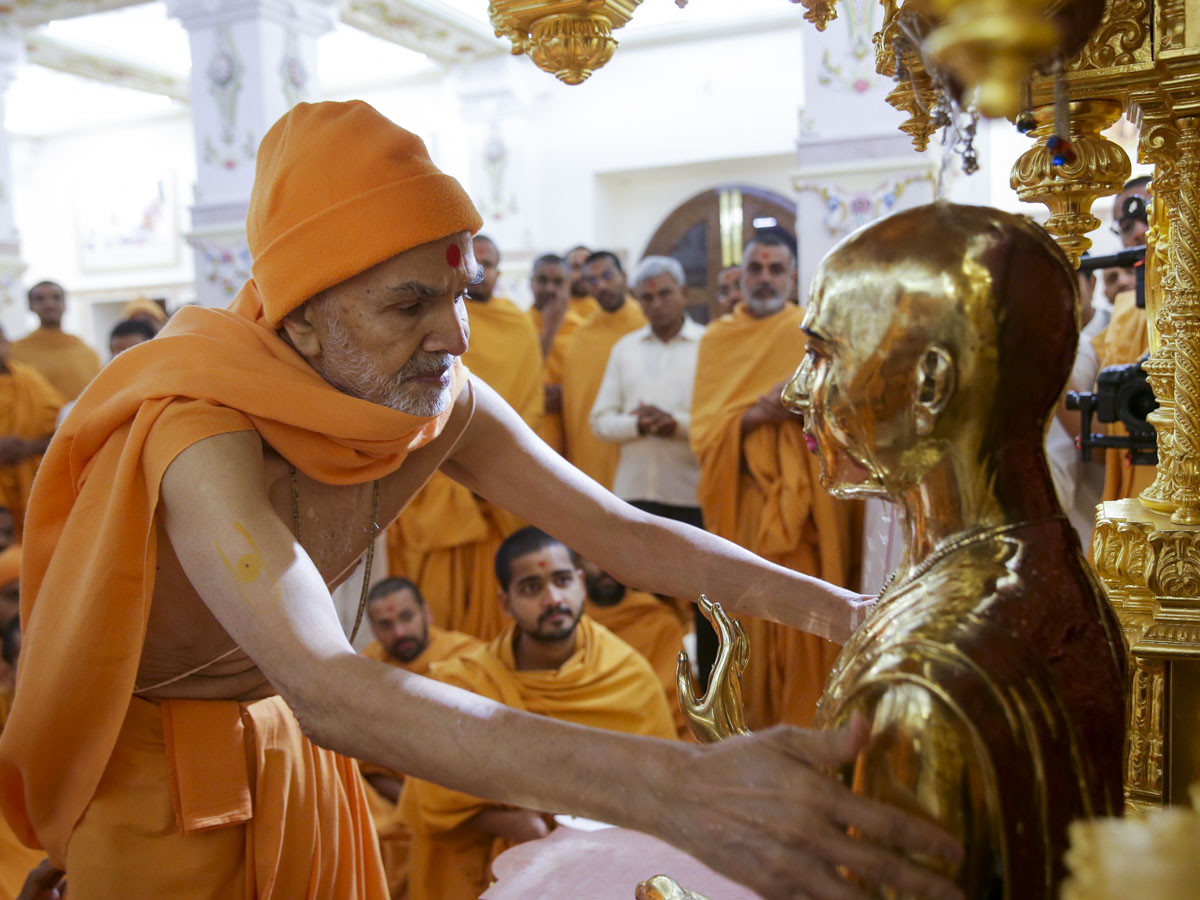 Param Pujya Mahant Swami Maharaj performs snapan vidhi of newly installed abhishek murti of Bhagwan Swaminarayan