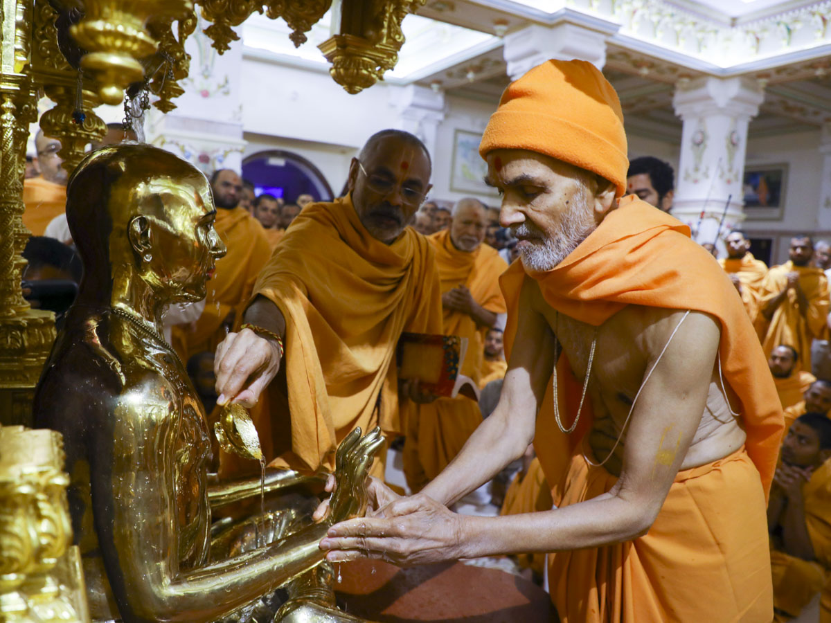 Param Pujya Mahant Swami Maharaj performs snapan vidhi of newly installed abhishek murti of Bhagwan Swaminarayan
