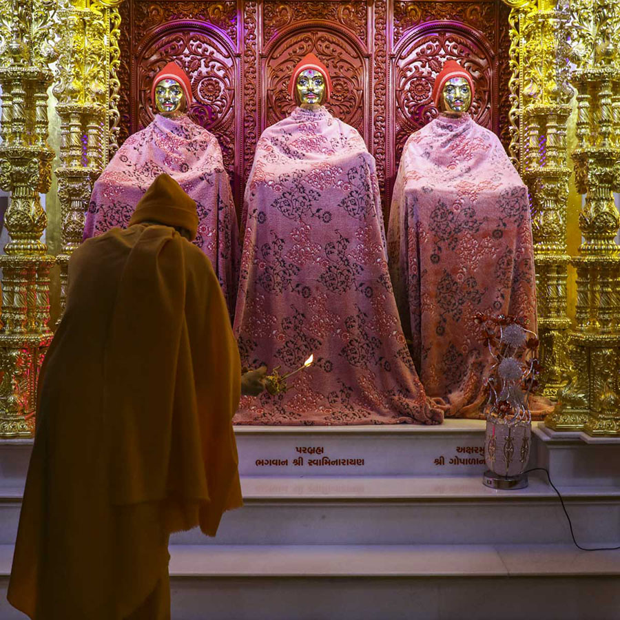Param Pujya Mahant Swami Maharaj performs mangla arti of Bhagwan Swaminarayan, Aksharbrahman Gunatitanand Swami and Shri Gopalanand Swami