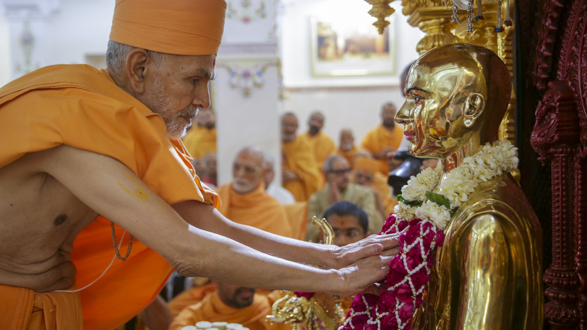 Param Pujya Mahant Swami Maharaj performs pratishtha rituals of the abhishek murti of Bhagwan Swaminarayan in the rang mandap