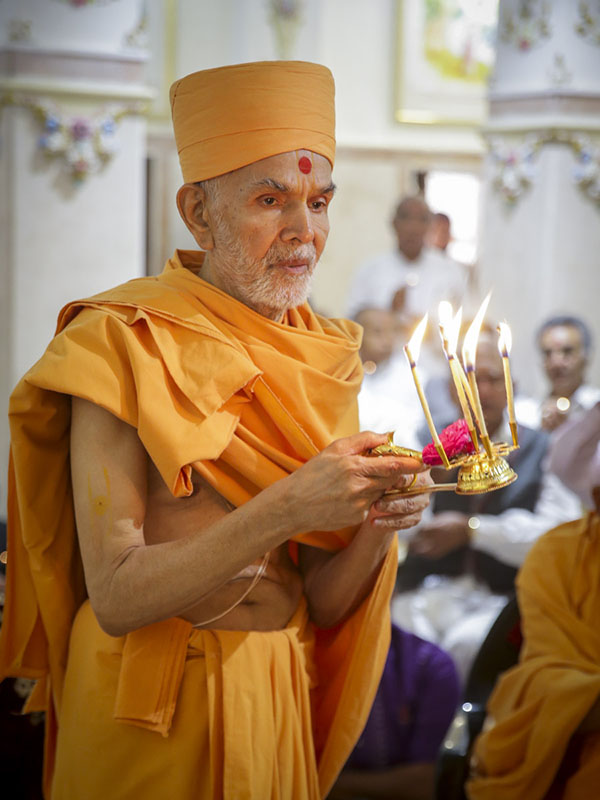 Param Pujya Mahant Swami Maharaj performs the pratishtha arti