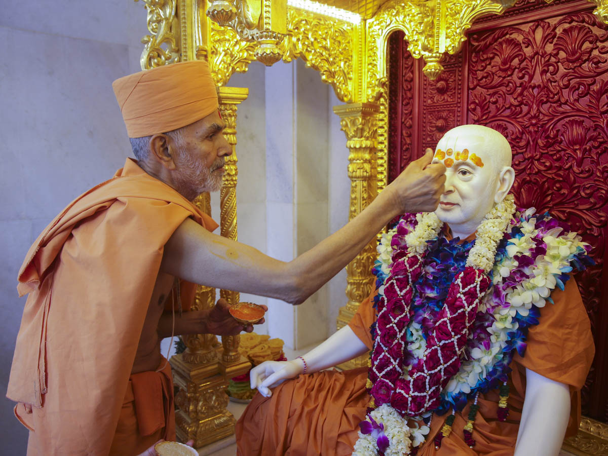 Param Pujya Mahant Swami Maharaj performs pujan of Brahmaswarup Pramukh Swami Maharaj