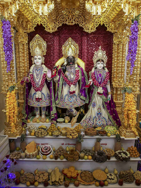 Annakut offered to Shri Harikrishna Maharaj and Shri Gopinath Dev