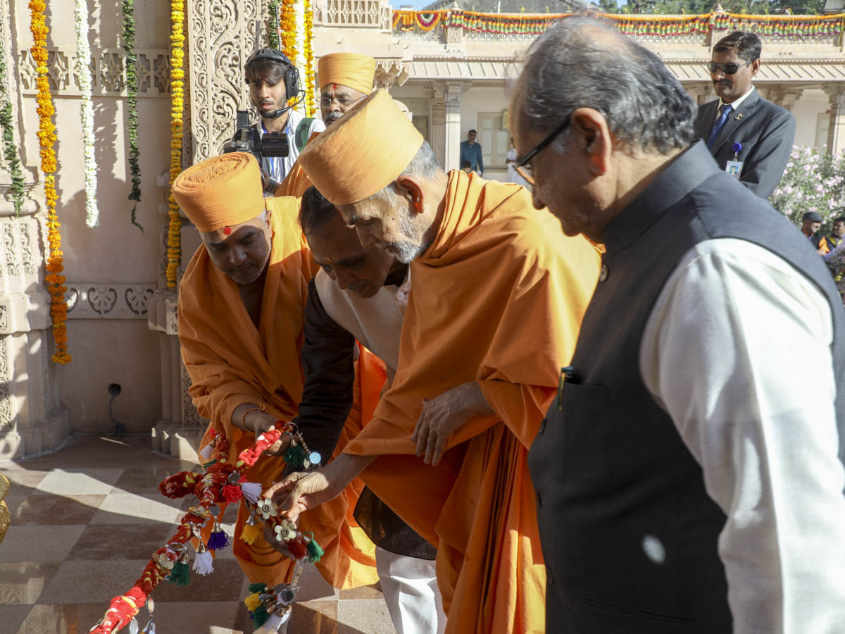 Param Pujya Mahant Swami Maharaj, Chief Minister of Gujarat Shri Vijaybhai Rupani and Minister Shri Bhupendrasinh Chudasama perform opening rituals of 'Yagnapurush Dwar'