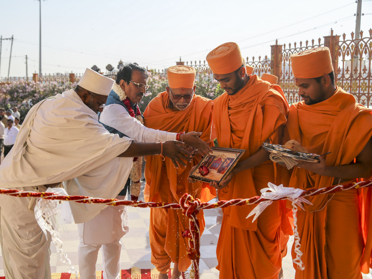 Pujya Kothari Swami and Minister Shri Atmarambhai Parmar also perform the opening rituals of 'Yagnapurush Dwar'