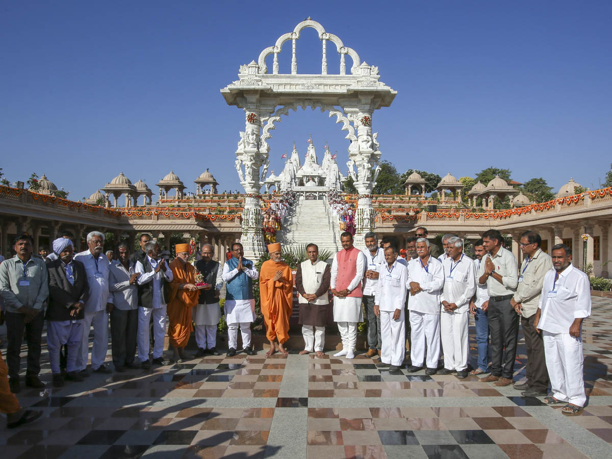 Leaders of the Ahir community, Gadhada, with Param Pujya Mahant Swami Maharaj and CM Shri Vijaybhai Rupani