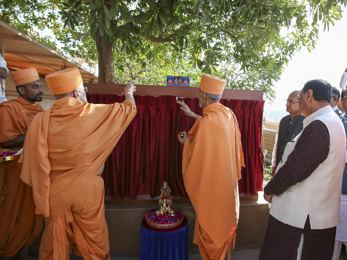 Param Pujya Mahant Swami Maharaj performs pujan of the exhibition signboard 'Gadhpur Jota Shriji Sambhre...'