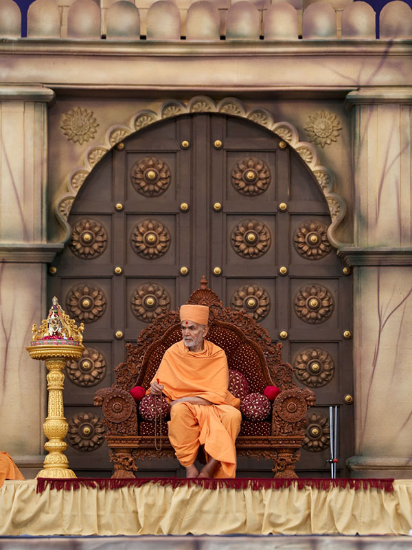 Param Pujya Mahant Swami Maharaj during the Vasant Panchami festival assembly