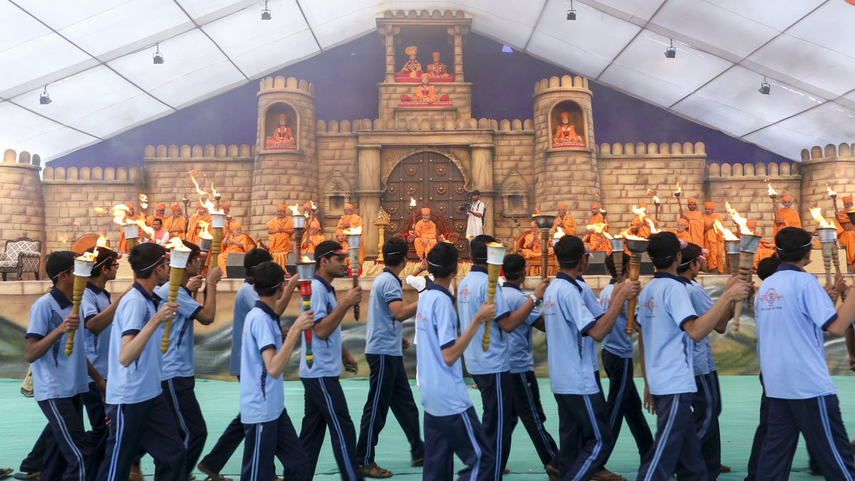 Youths with torches from Gondal to launch the year-long 150th celebration of Akshar Deri
