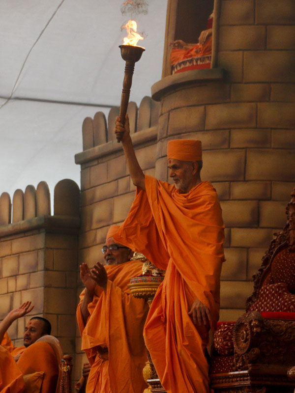 Param Pujya Mahant Swami Maharaj holds the torch to launch the year-long 150th celebration of Akshar Deri