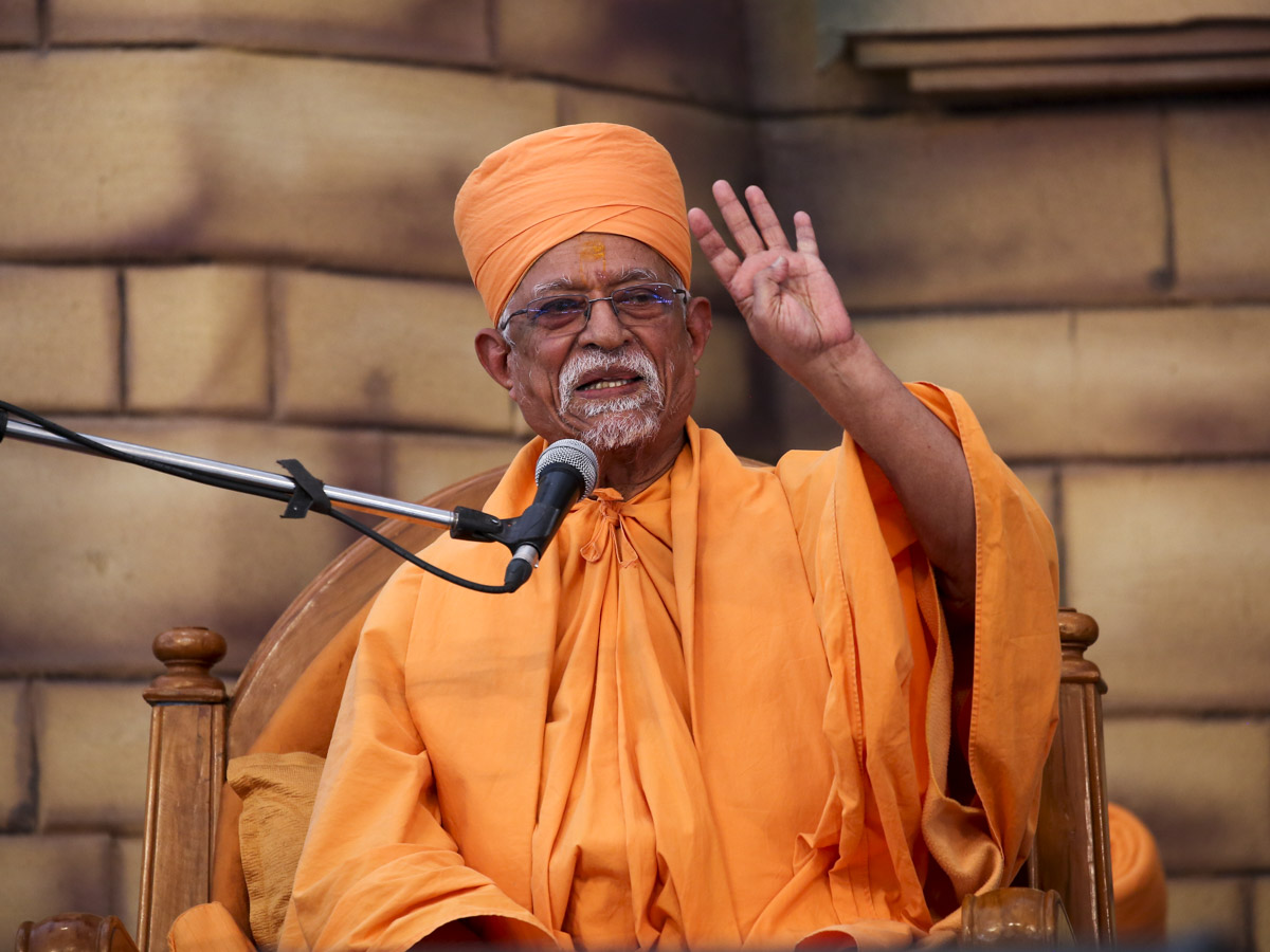 Pujya Doctor Swami addresses the festival assembly