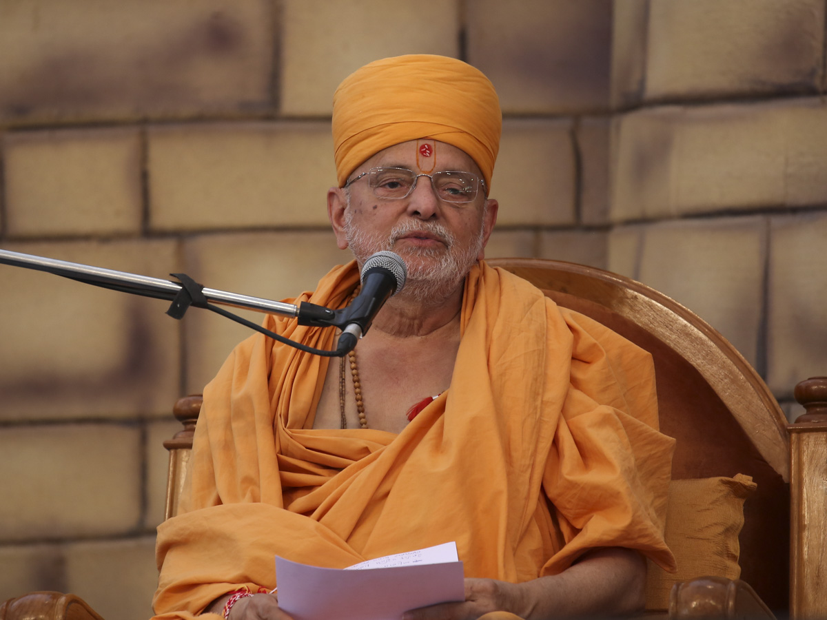 Pujya Ishwarcharan Swami addresses the festival assembly