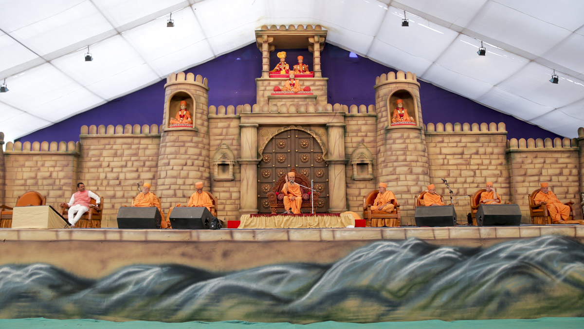 Param Pujya Mahant Swami Maharaj blesses the festival assembly
