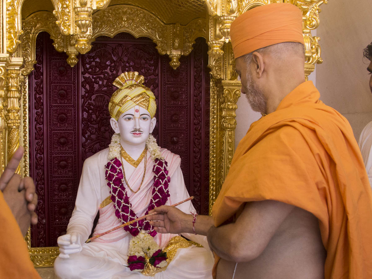Pujya Viveksagar Swami performs the pratishtha rituals of Brahmaswarup Bhagatji Maharaj