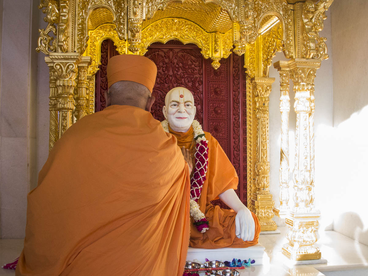 Pujya Ghanshyamcharan Swami performs the pratishtha rituals of Brahmaswarup Yogiji Maharaj