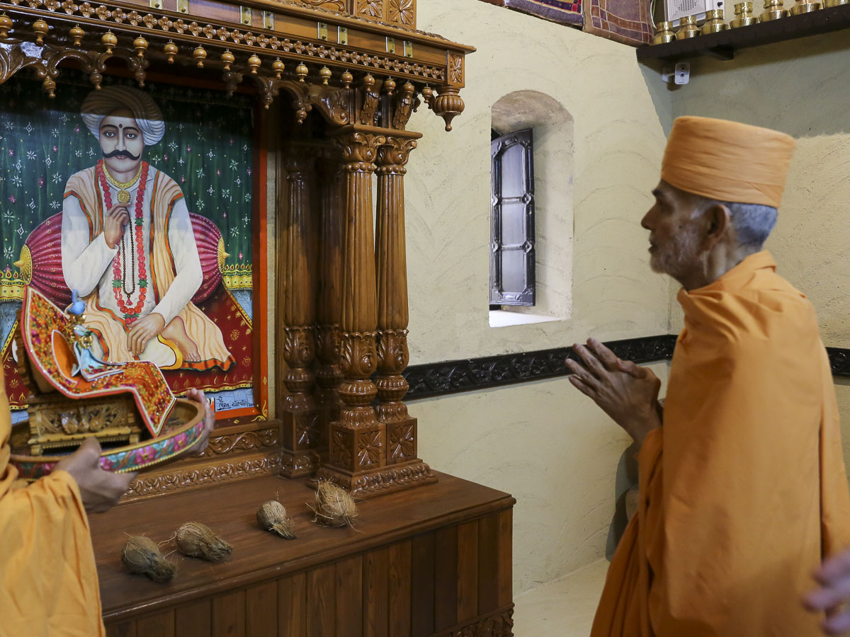 Param Pujya Mahant Swami Maharaj visits 'Visaman Bapu ni Jagya', Paliyad, 2 Feb 2017