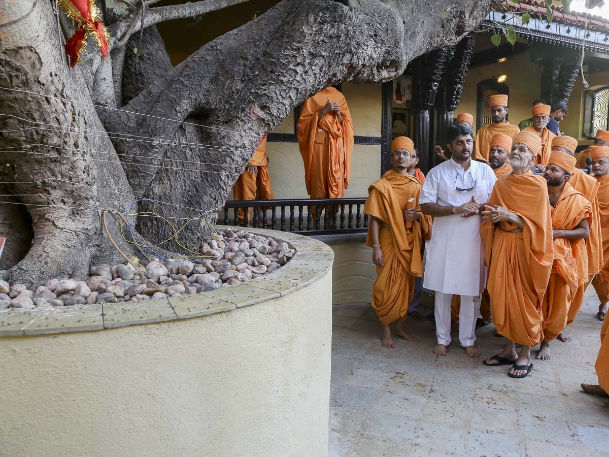 Param Pujya Mahant Swami Maharaj visits 'Visaman Bapu ni Jagya', Paliyad, 2 Feb 2017