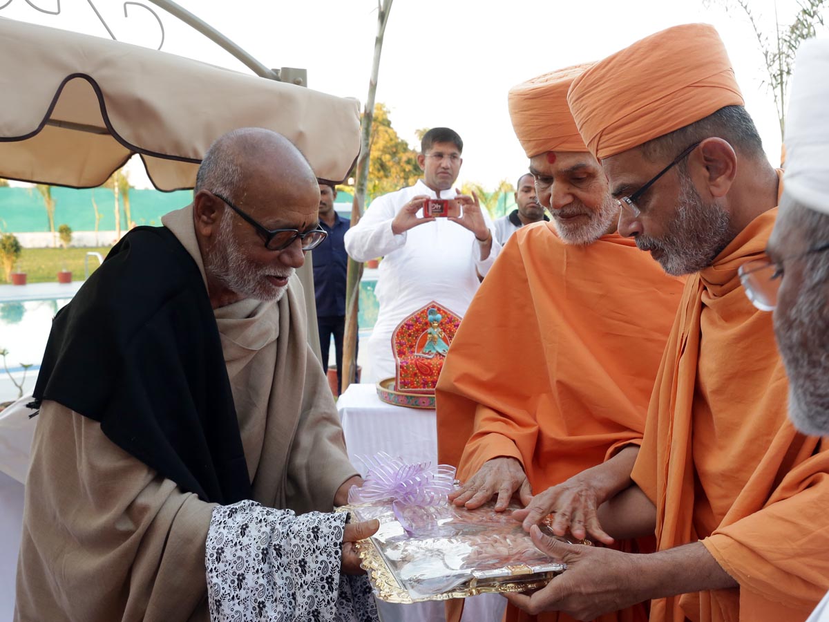 Pujya Morari Bapu meets Param Pujya Mahant Swami Maharaj, 2 Feb 2017