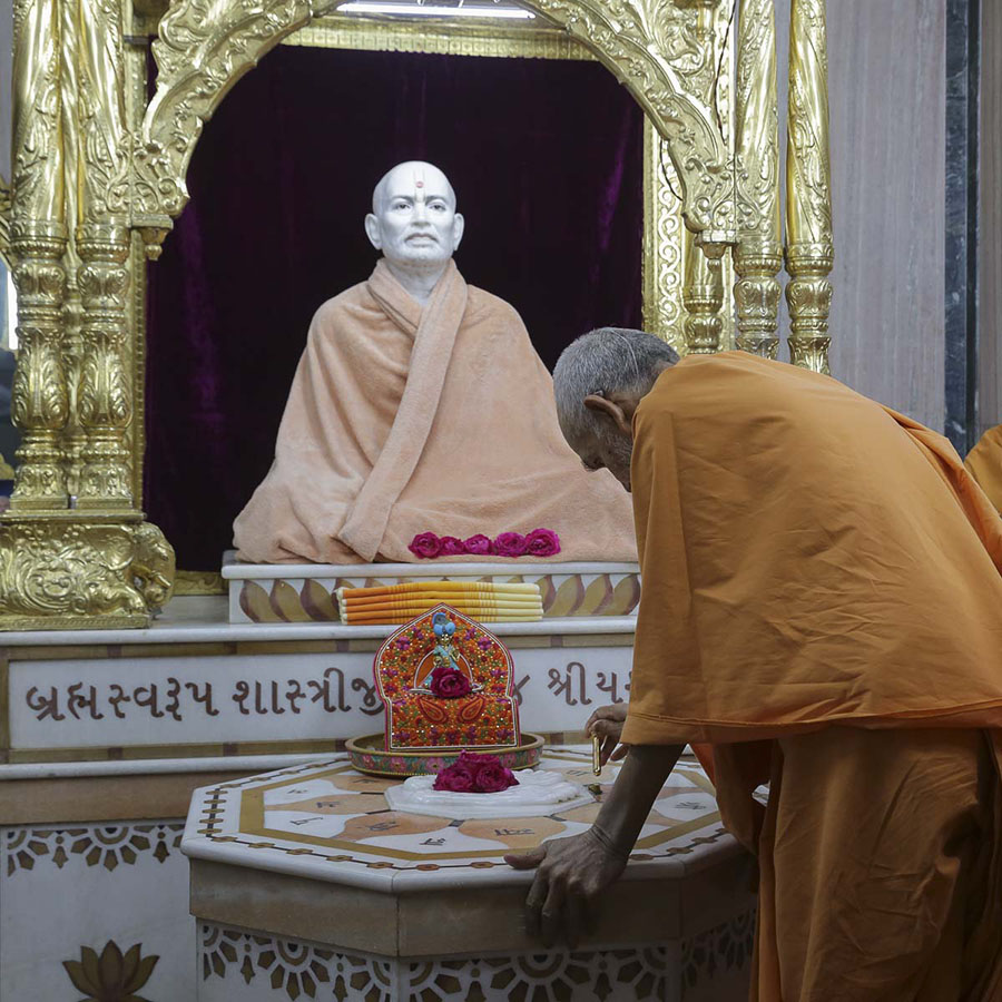 Param Pujya Mahant Swami Maharaj engrossed in darshan at Shri Yagnapurush Smruti Mandir, 2 Feb 2017