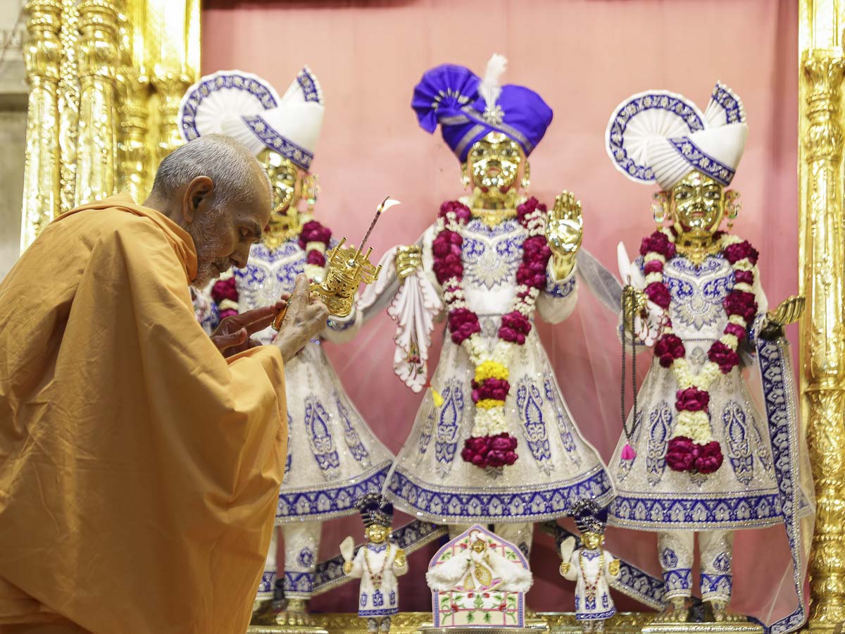 Param Pujya Mahant Swami Maharaj performs sandhya arti, 2 Feb 2017
