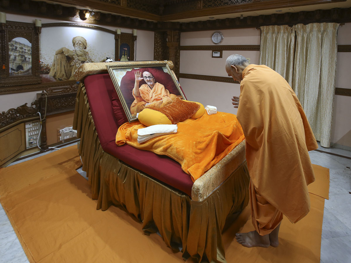 Param Pujya Mahant Swami Maharaj doing darshan in room of Brahmaswarup Pramukh Swami Maharaj, 2 Feb 2017
