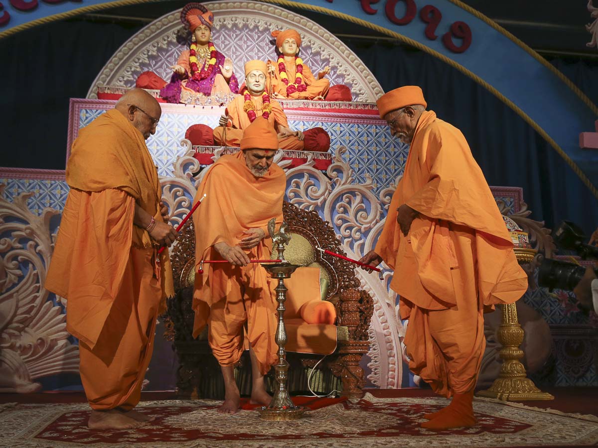 Param Pujya Mahant Swami Maharaj, Pujya Doctor Swami and Pujya Ghanshyamcharan Swami light the inaugural lamp (deep-pragatya) of Divya Sannidhi Parva 2017 'Bhagya Jagya Re...', 3 Feb 2017