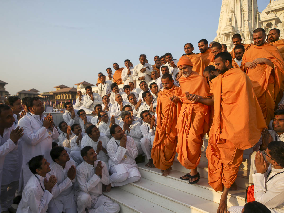 Karyakars doing darshan of Param Pujya Mahant Swami Maharaj, 3 Feb 2017